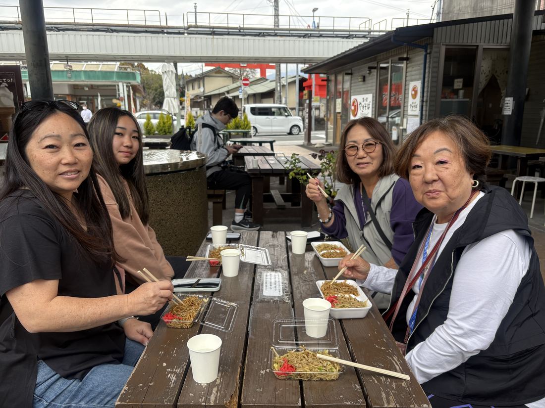 Guests eating Fujinomiya yakisoba
