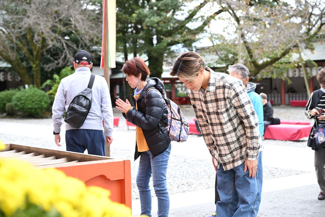 Guests at the shrine purification basin