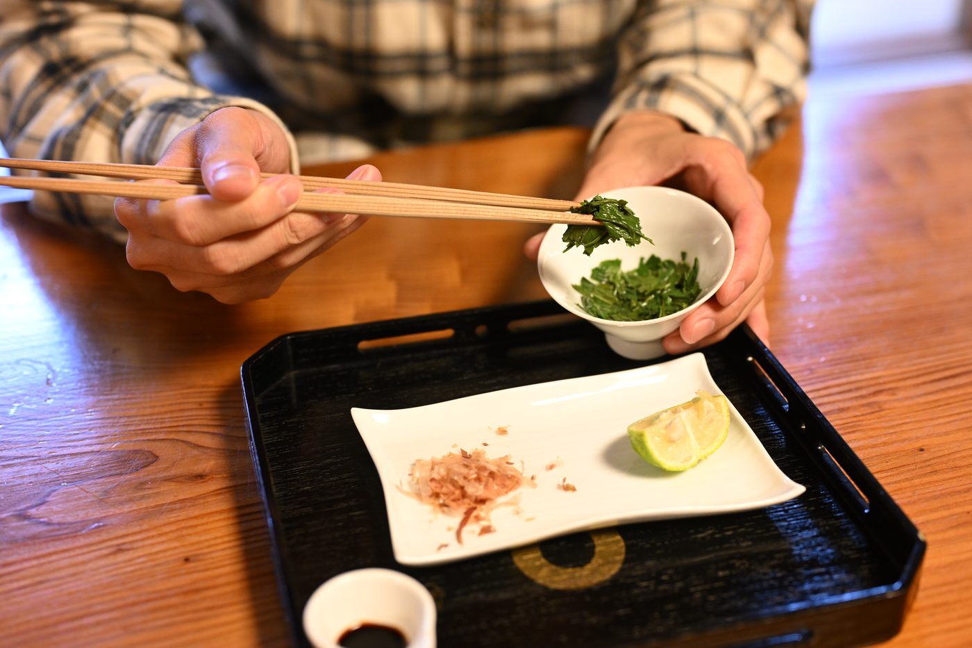 Steeped green tea leaves seasoned with soy sauce, bonito and yuzu, eaten with chopsticks